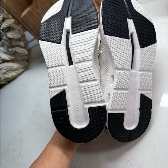 On Running Men\'s White and Black Sneakers main image 5